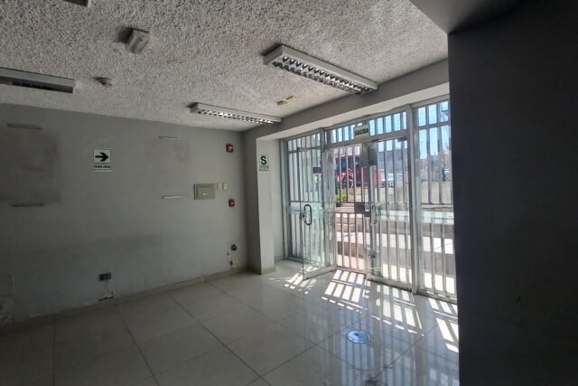 VENDO local comercial de 3 niveles a estrenar zona bancaria Paucarpata